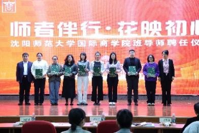 一群人站在一起  AI 生成的内容可能不正确。