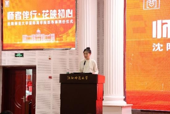 商店的门口前有贴海报  AI 生成的内容可能不正确。